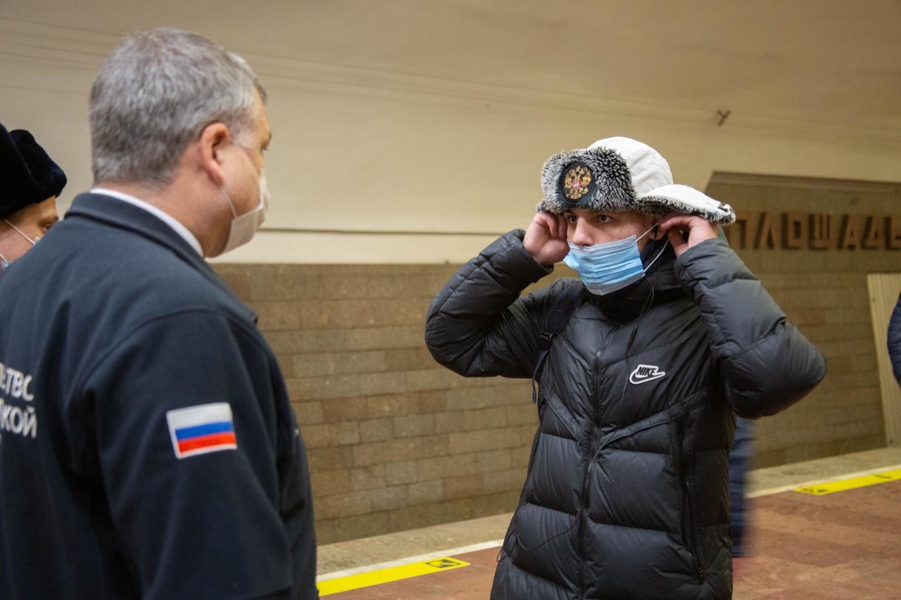 Фото Жителей Новосибирска начали штрафовать за шарфы вместо масок 6